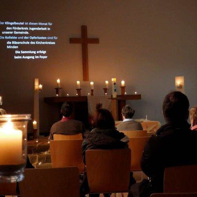 Taize-Andacht im MLH Bierde (abgedunkelter Raum mit Kerzen)