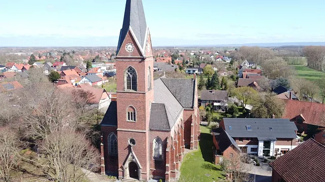 Luftbild der Kirche Lahde