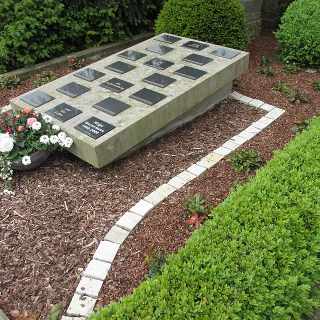 Sandsteingrab auf dem Friedhof