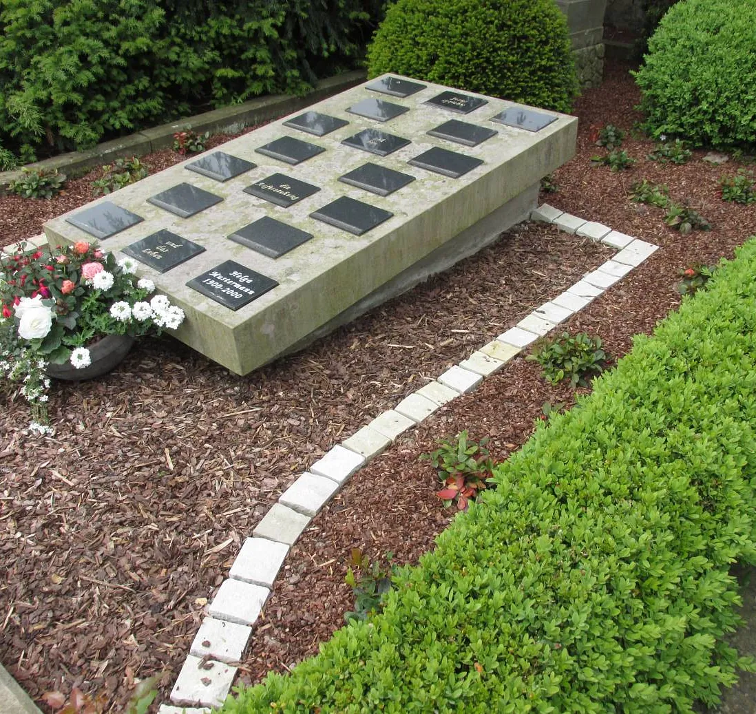 Sandsteingrab auf dem Friedhof