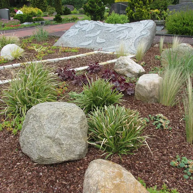 Findlingsurnengrab auf dem Friedhof