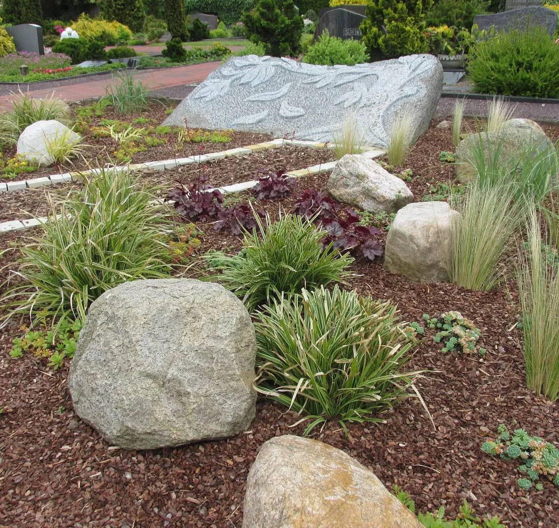 Findlingsurnengrab auf dem Friedhof