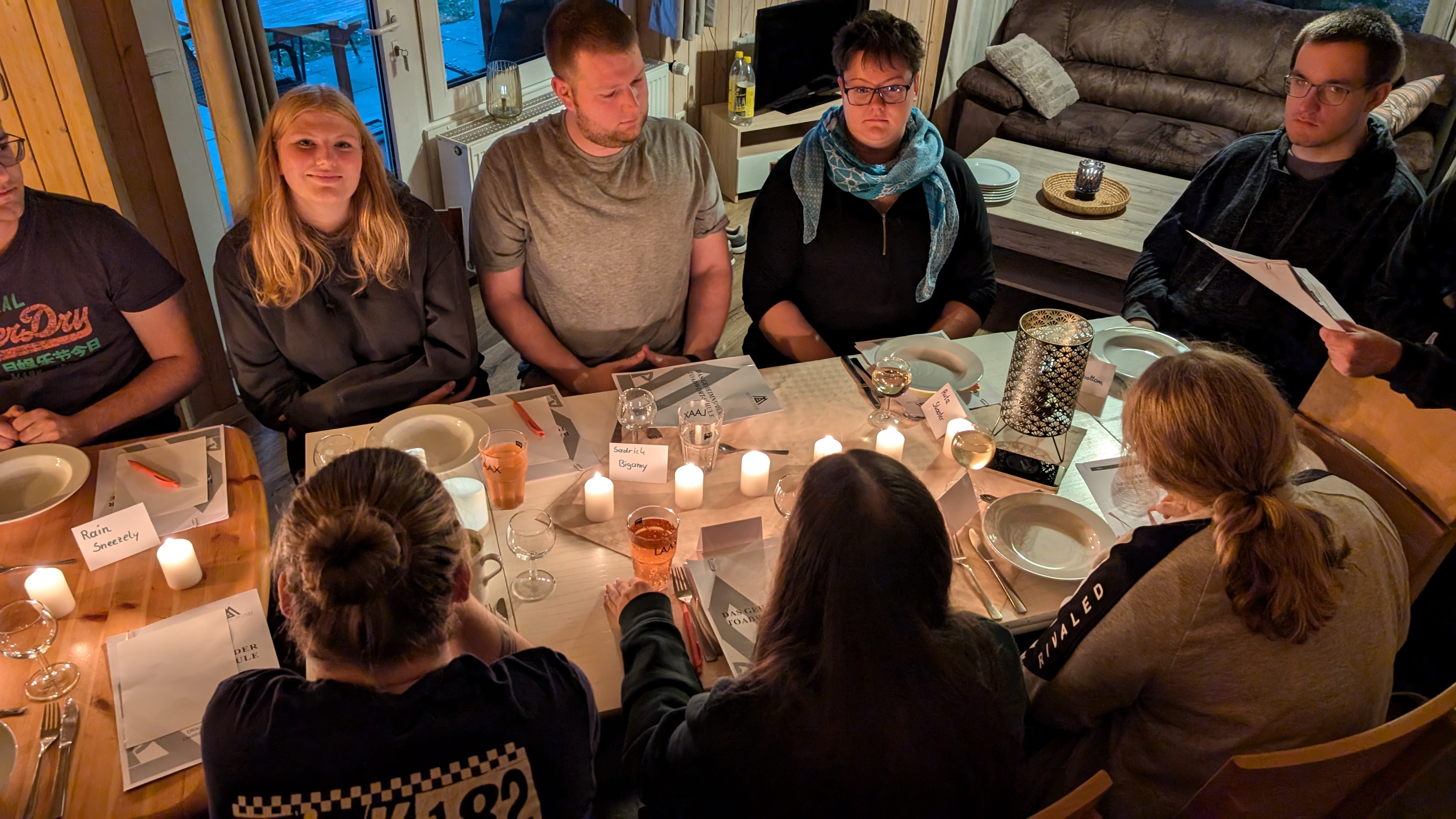 Junge Erwachsene beim Abendessen