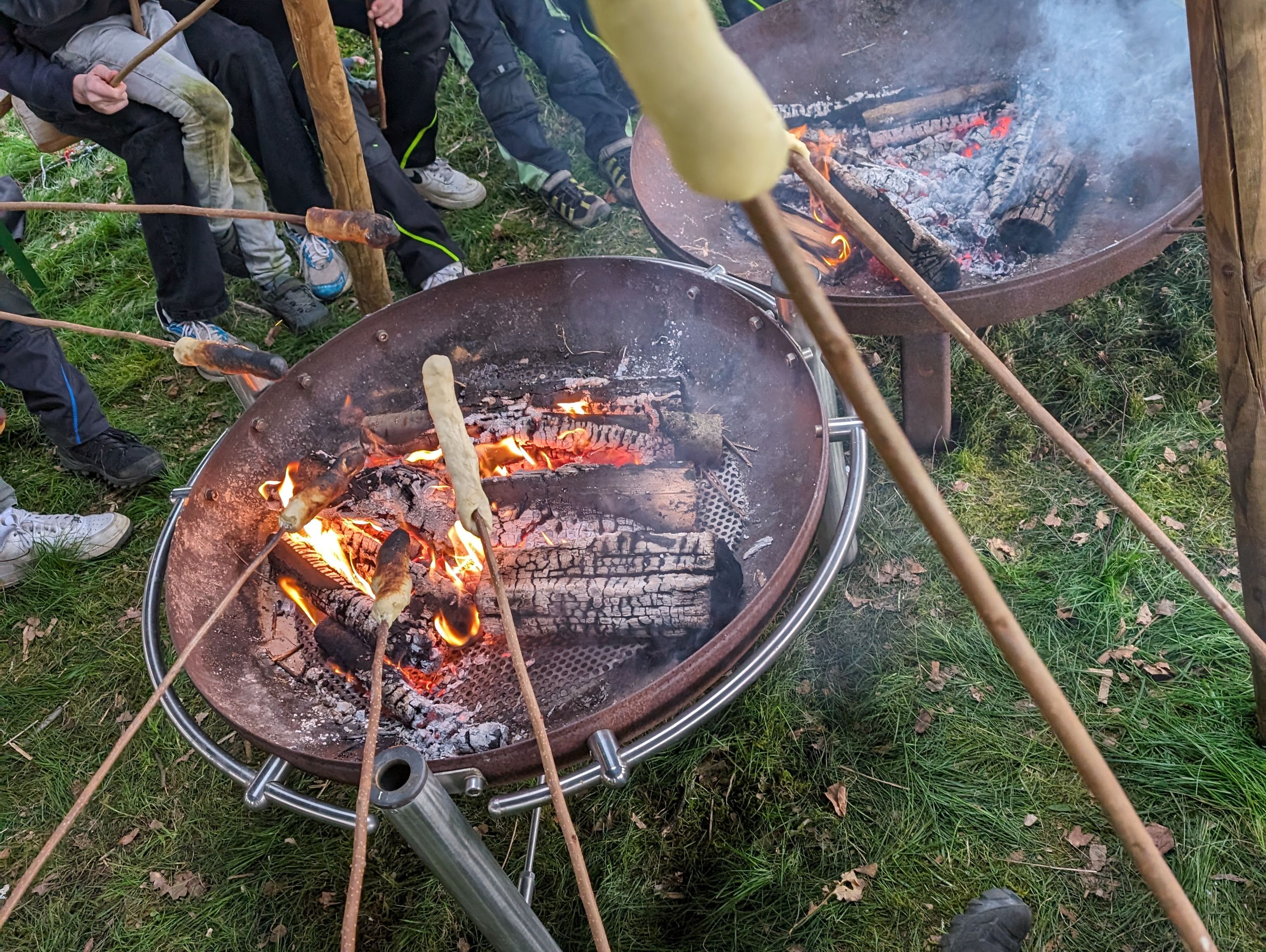 Stockbrot über eine Feuerschale