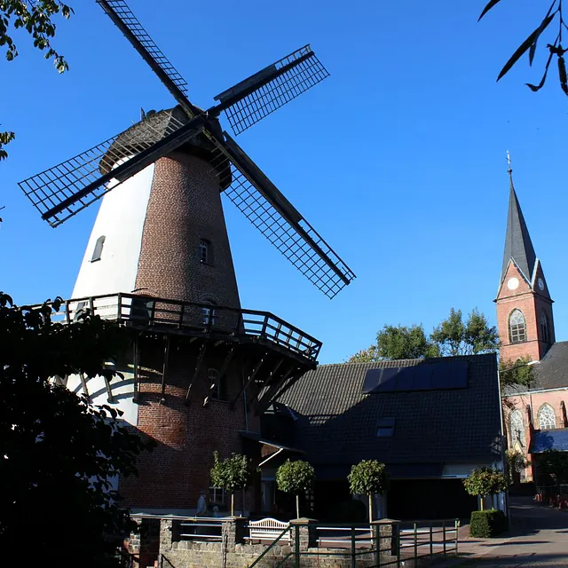 Die Mühle in Lahde mit der Kirche im Hintergrund
