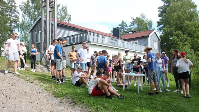 Jugendliche vor dem Freizeithaus in Norwegen