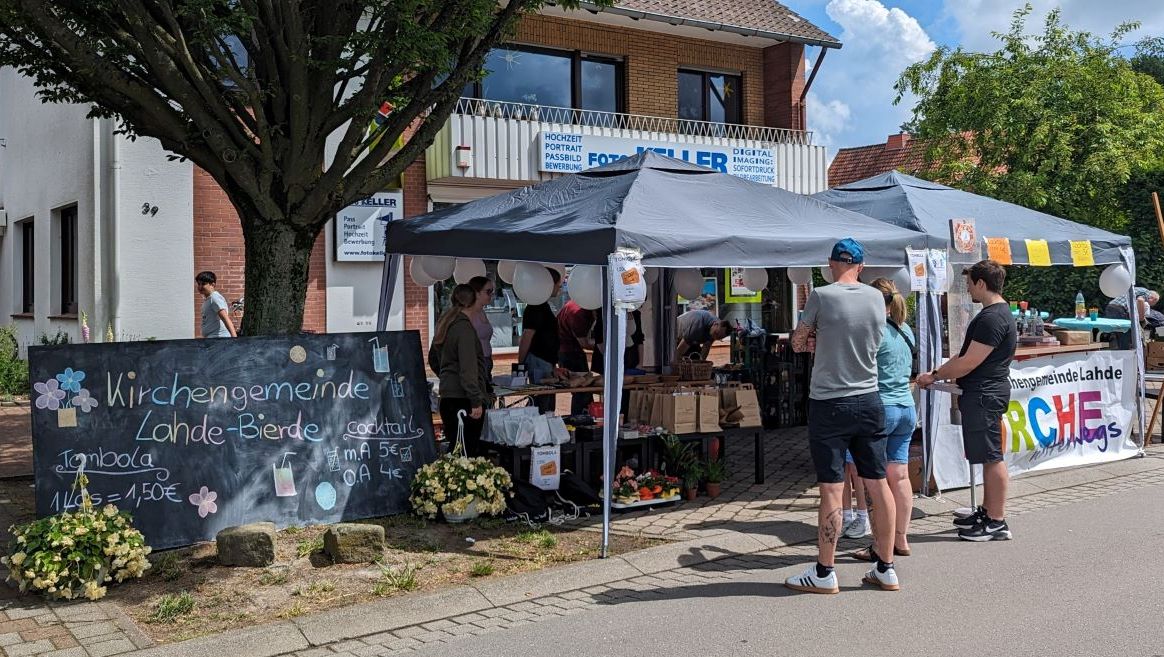 Stand auf der Lahder Maile mit Pavillons