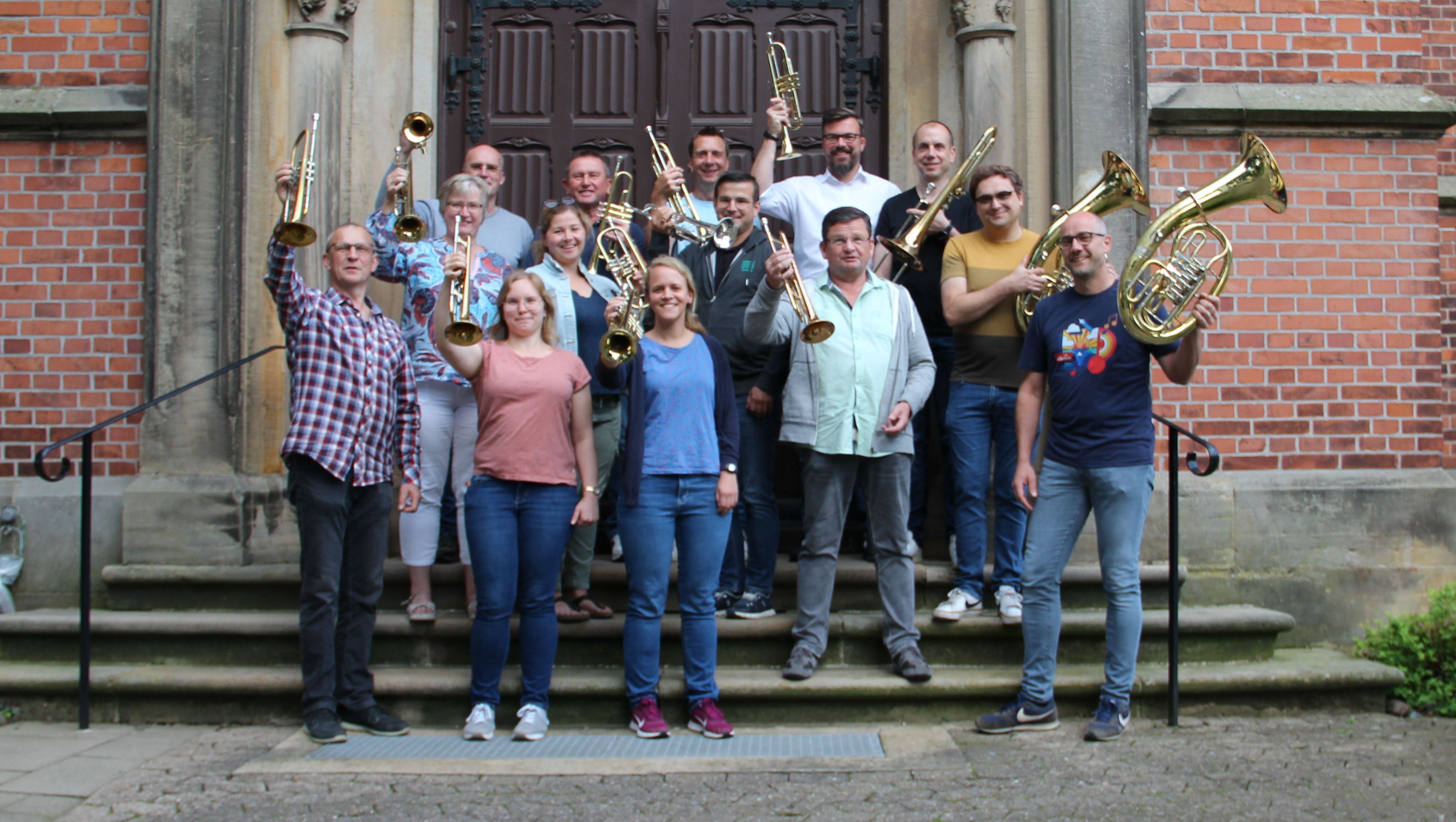 Posaunenchor vor der Kirche Lahde