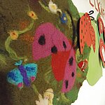 gebastelte Marienkäfer an einer Wand