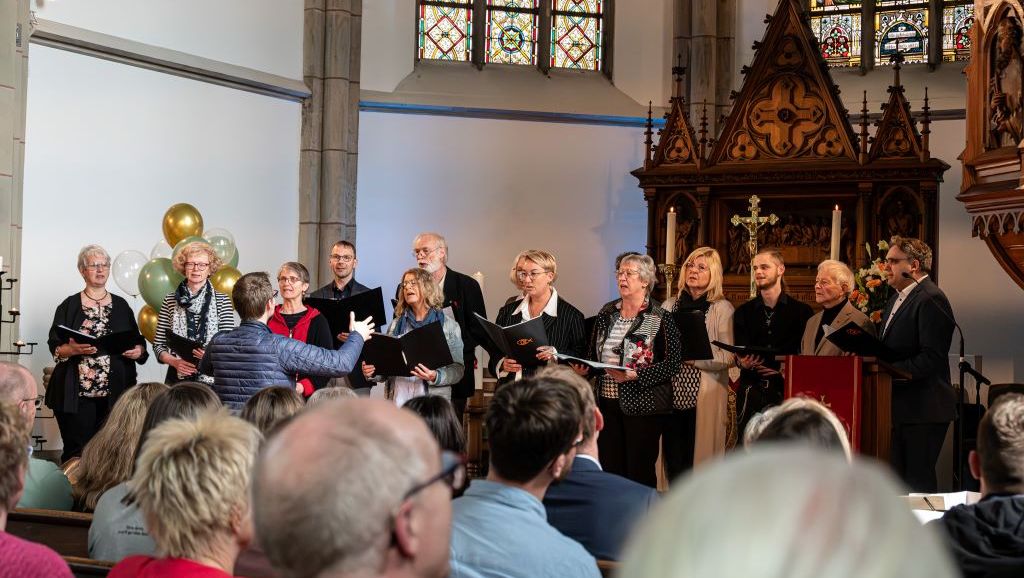 Chor Ozwei singt in der Lahder Kirche