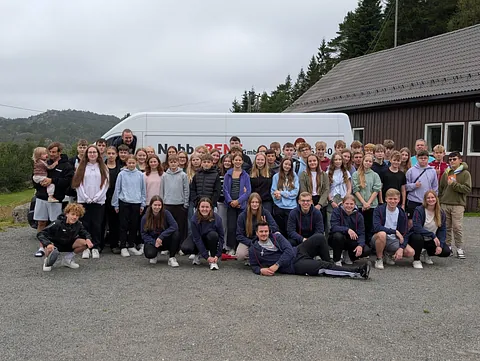 Jugendliche vor dem Freizeitbulli