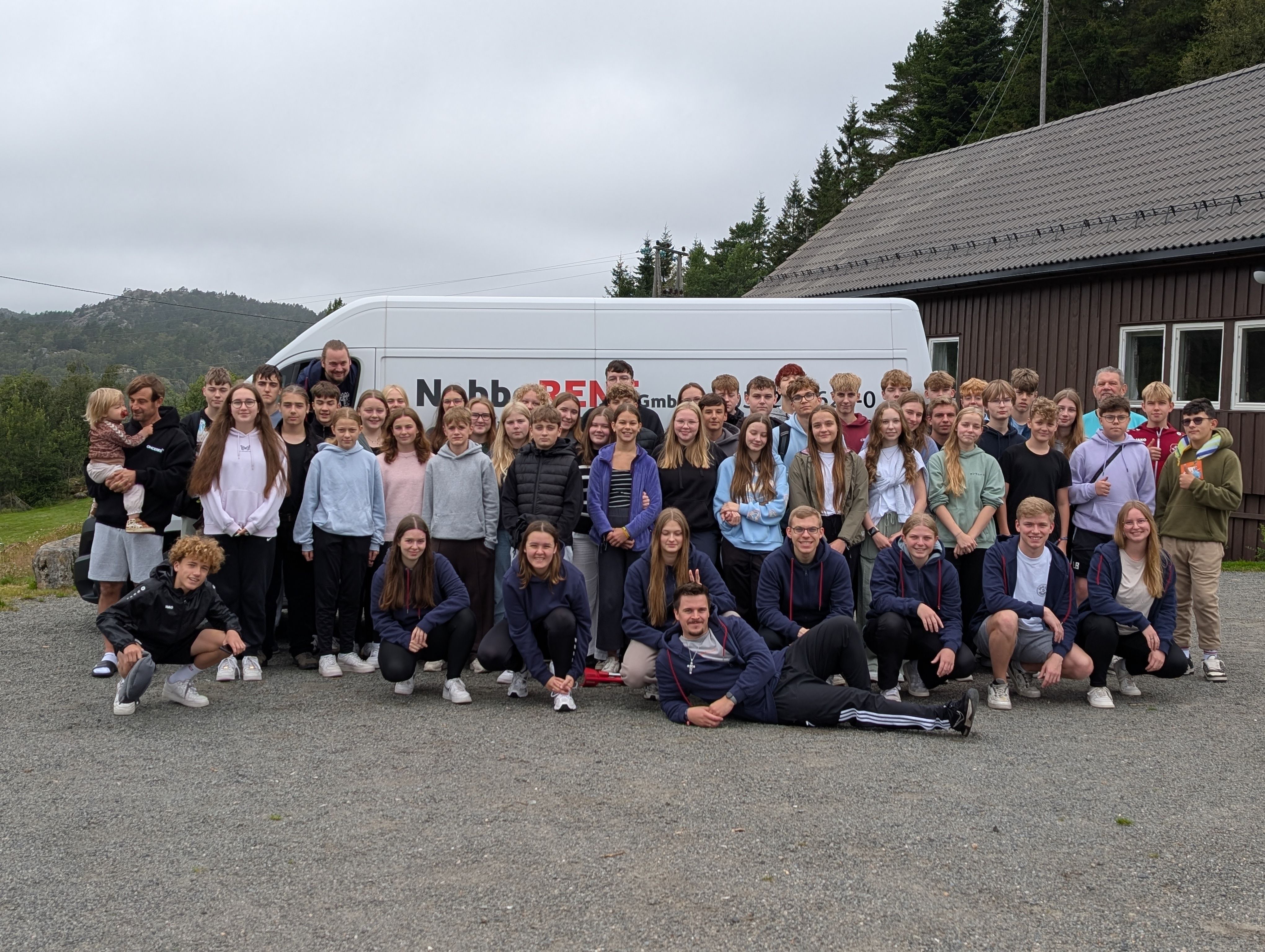 Jugendliche vor dem Freizeitbulli