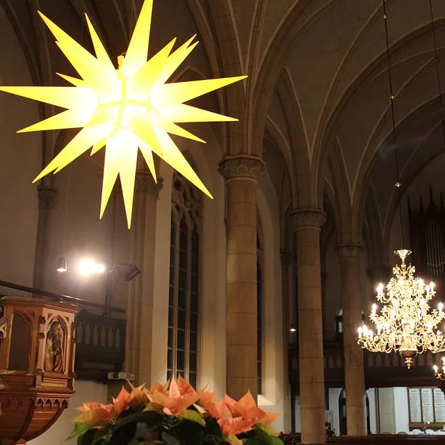 Weihnachtsstern in der Kirche in Lahde