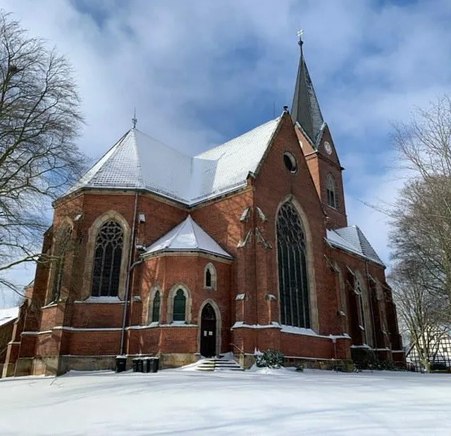 Kirche in Lahde von außen bei Schnee