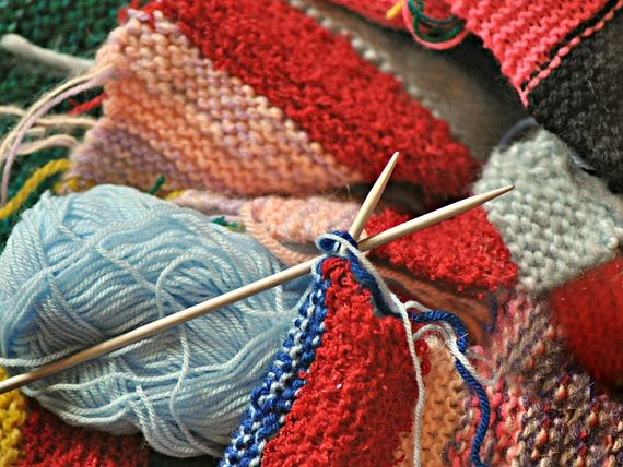 Stricknadeln und Wollknäule