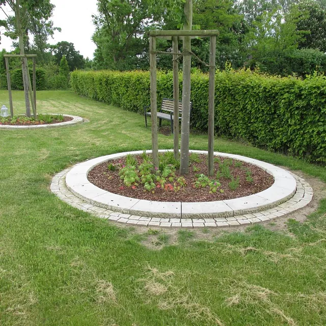 Reihenbaumgrab auf dem Friedhof