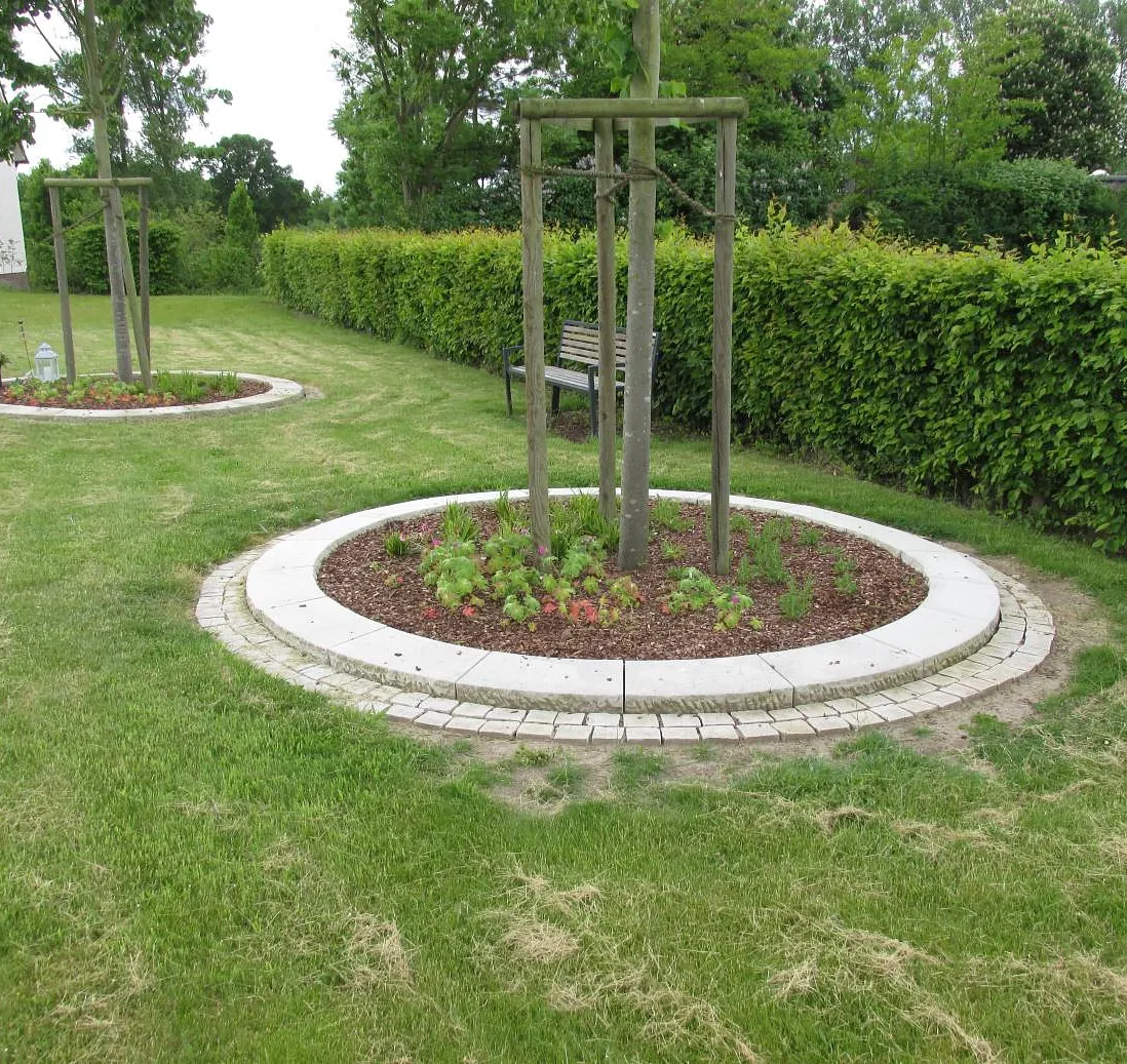 Reihenbaumgrab auf dem Friedhof
