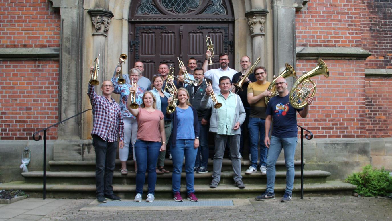 Posaunenchor vor der Lahder Kirche