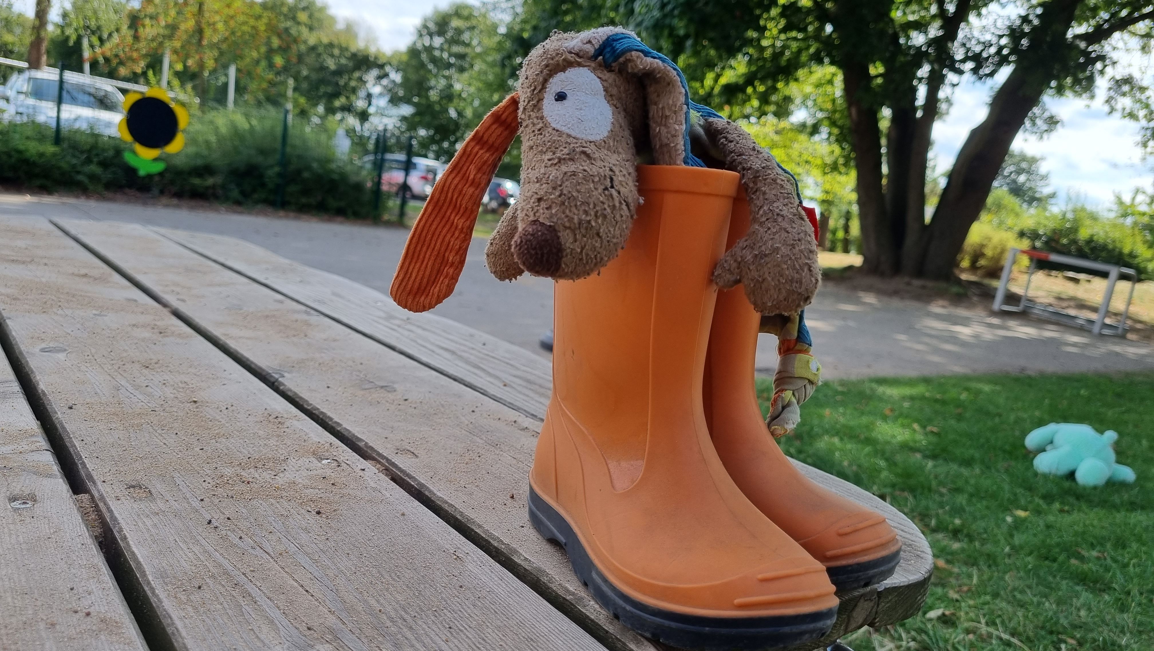 Bild von Stofftier in Gummistiefeln