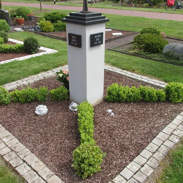 Urnenstelengrab auf dem Friedhof