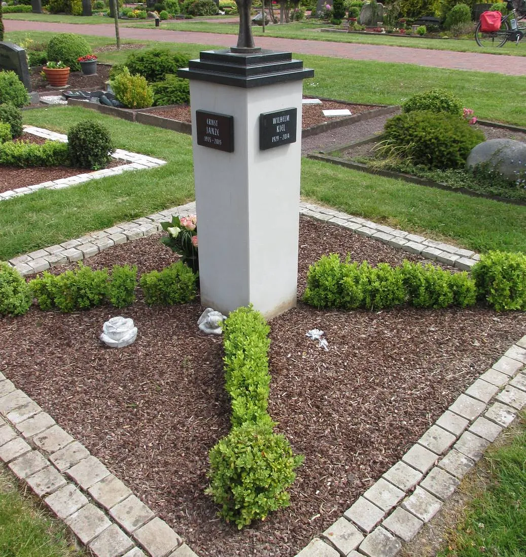 Urnenstelengrab auf dem Friedhof